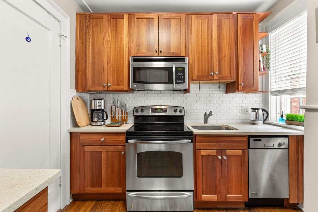 805 Whitaker St – photo 4