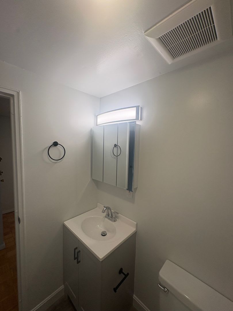 Beautiful modern unit with great location near nature in Brookline available NOW! – photo 5