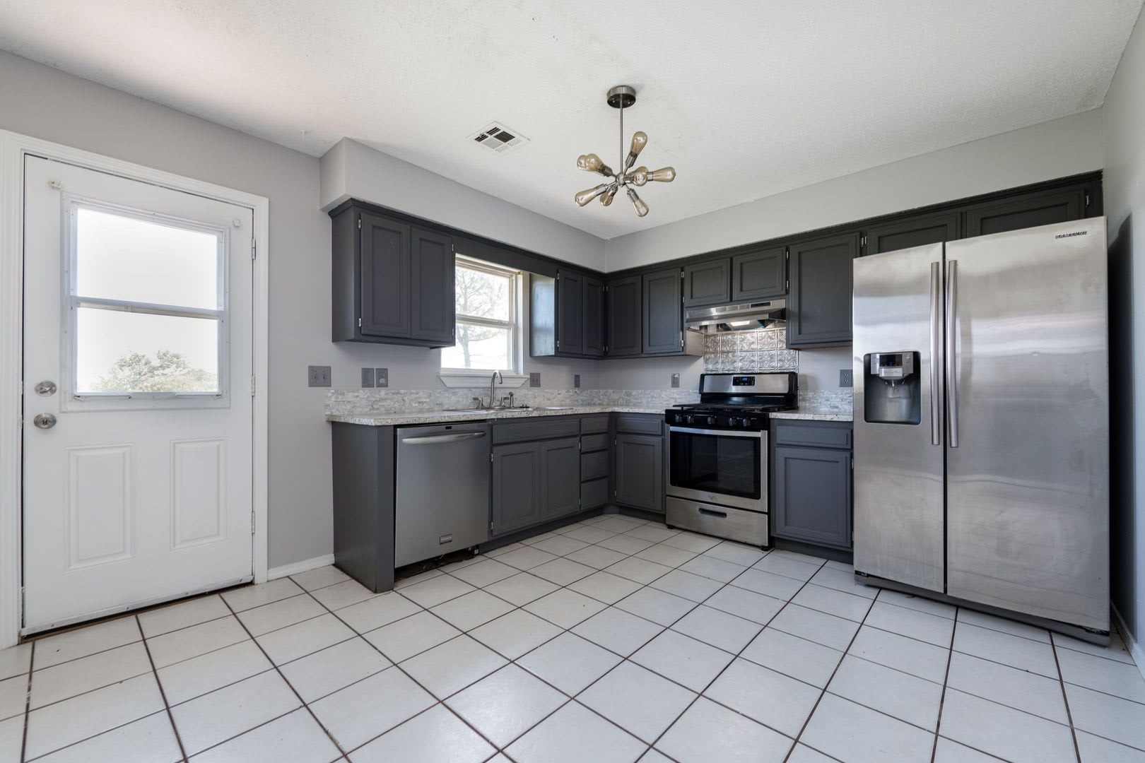 Culdesac Home on Over Half an Acre! Pet friendly and 6-12 month leases! – photo 3