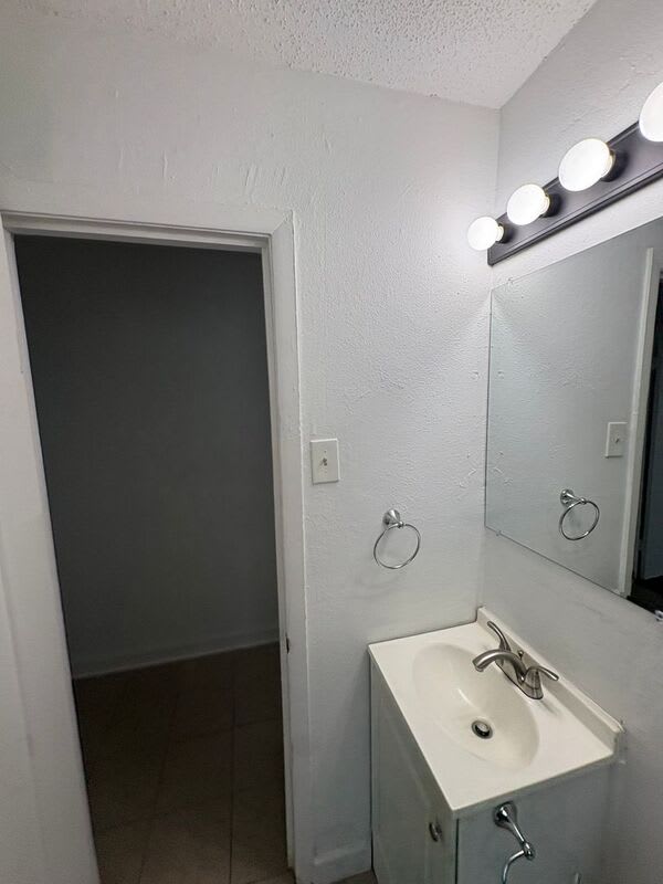 1346 Hyde Pk Blvd – photo 5