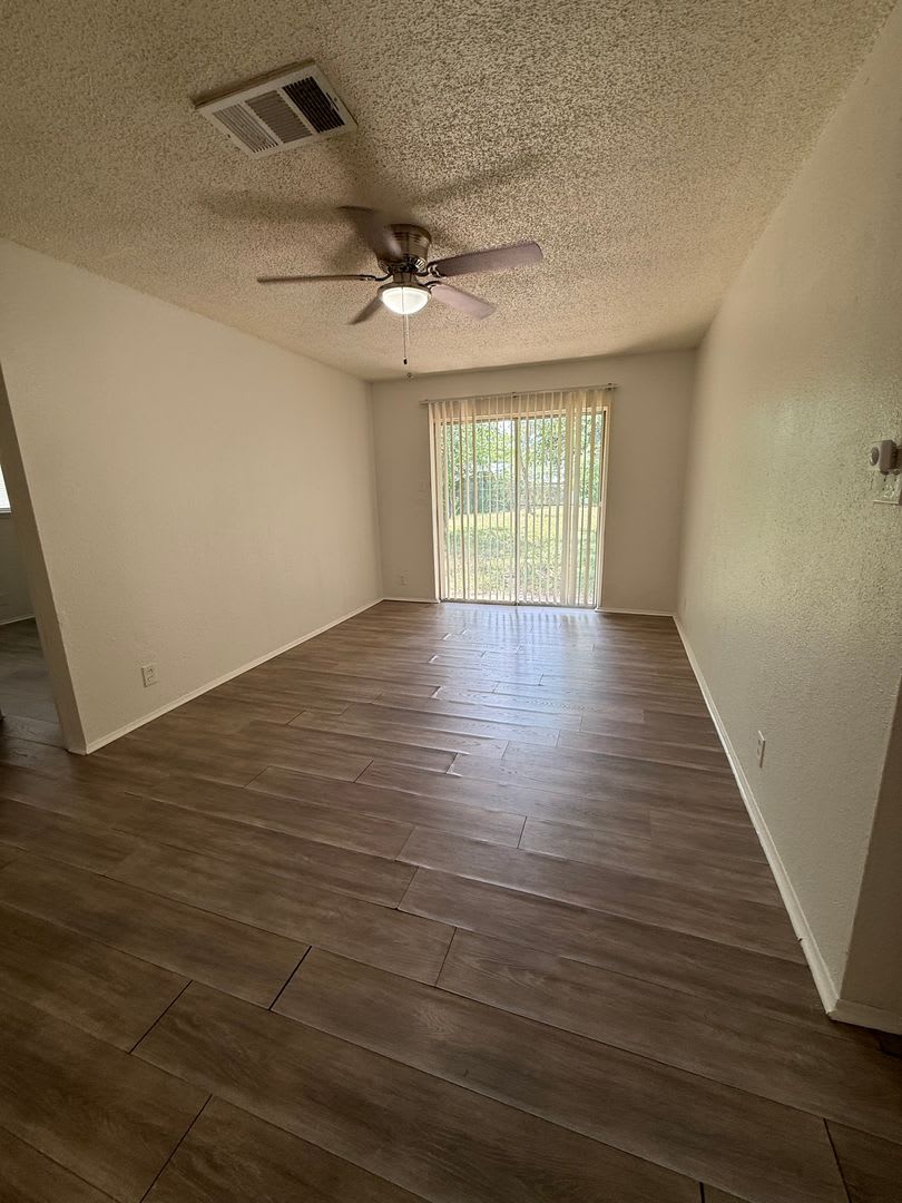 Updated 4-Bedroom Home with Hardwood Floors & Private Backyard in San Antonio – photo 2