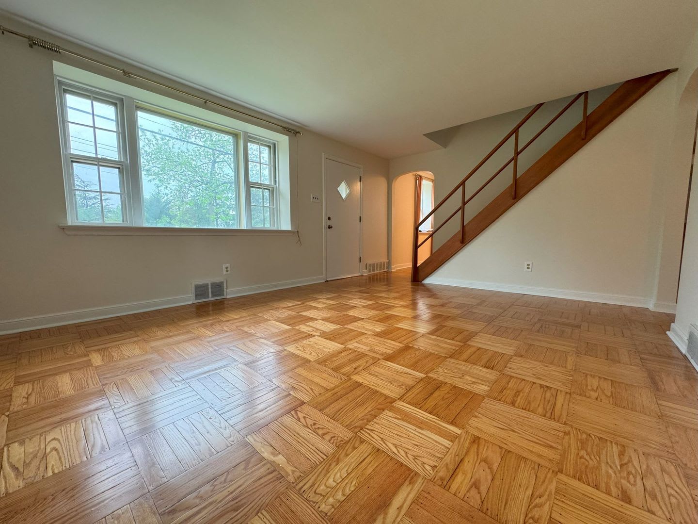 First Month Rent Free Renovated Home Central Air Stainless Appliances Radnor Sd Walk To Villanova Small Dogs Ok This Is A Must See – photo 4