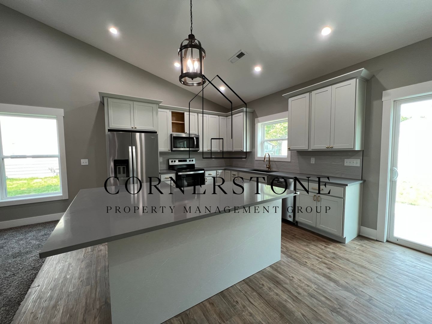 Beautiful 2 Bedroom house w/ vaulted ceilings! $2200 – photo 3