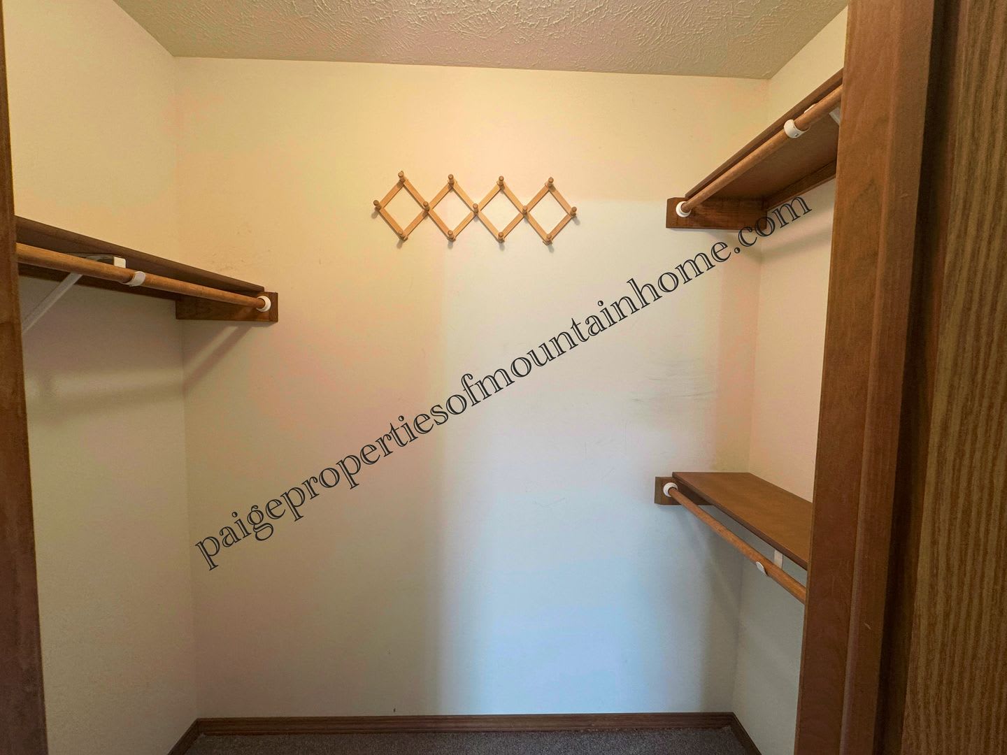 Bright & Spacious 3 Bed / 2 Bath Home in Town! – photo 1