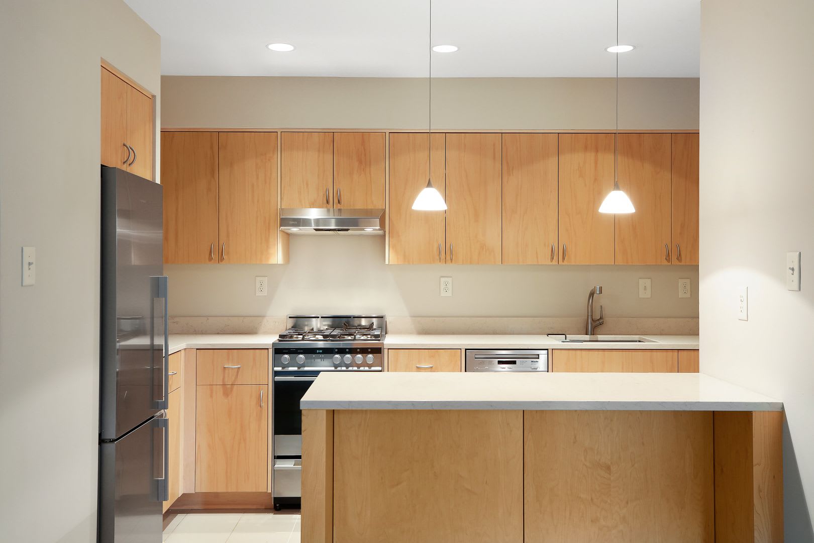 1, 2 &amp; 3 Bedrooms Available, near U of M! Beautiful remodeled Apartments! Lauderdale – photo 4