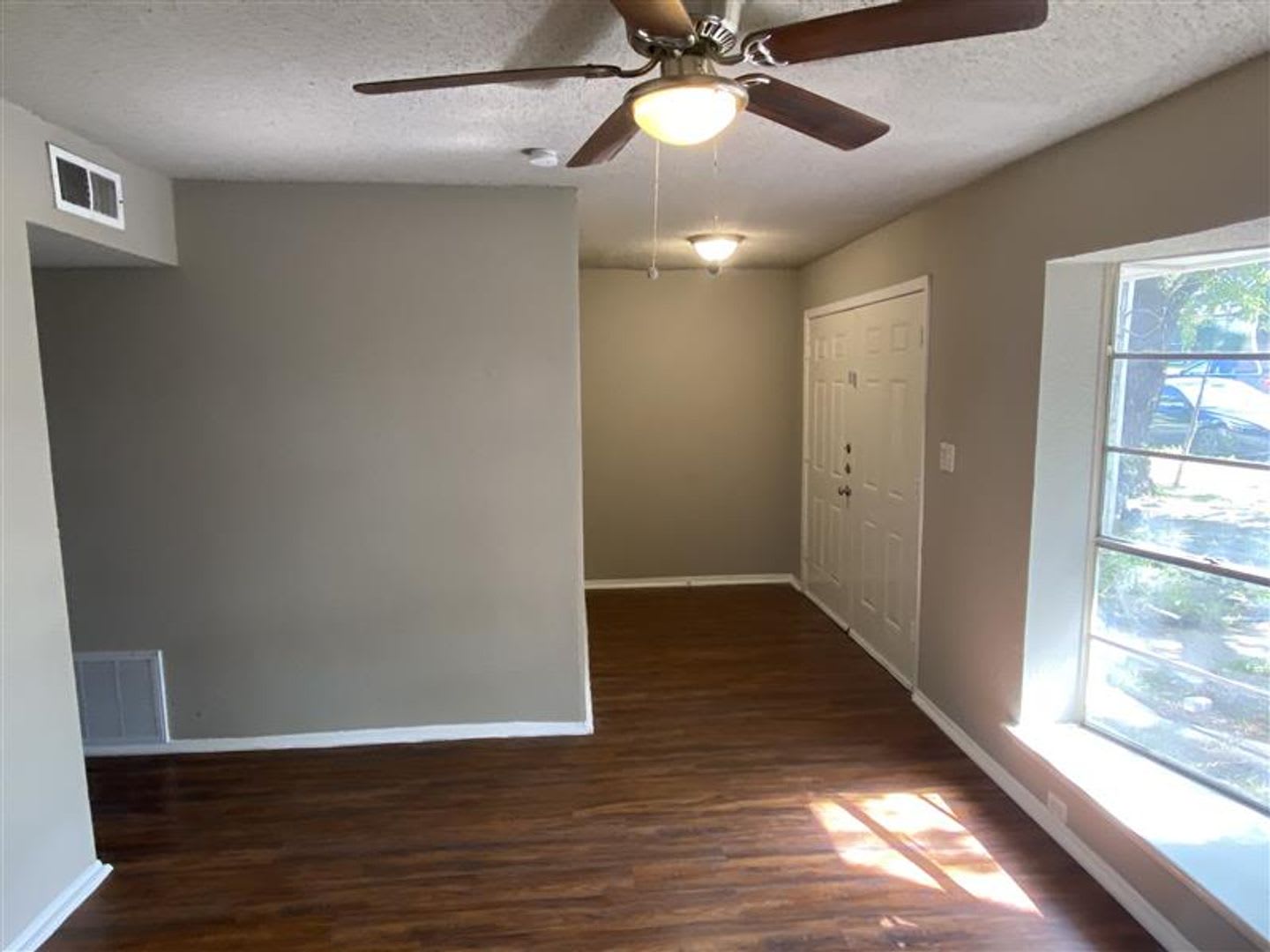 Very Large 2/2.5 Townhome with covered parking – photo 3