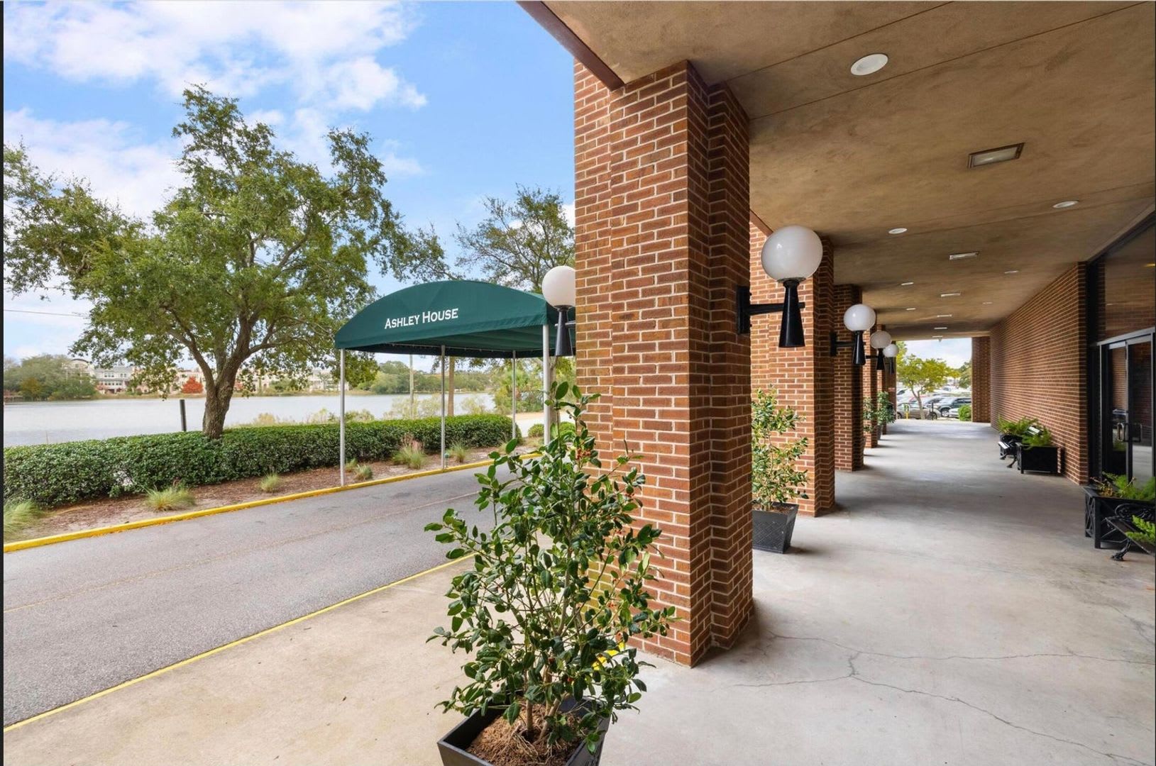 Two Bedroom Condo in Downtown Charleston – photo 4