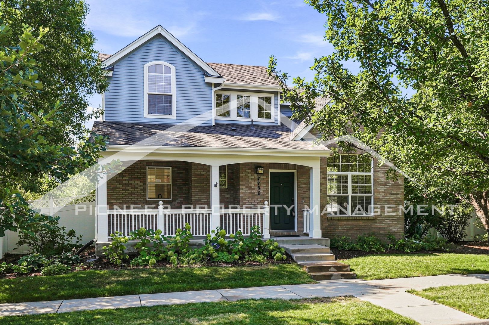 Gorgeous Home with Central AC and Washer/Dryer – photo 1