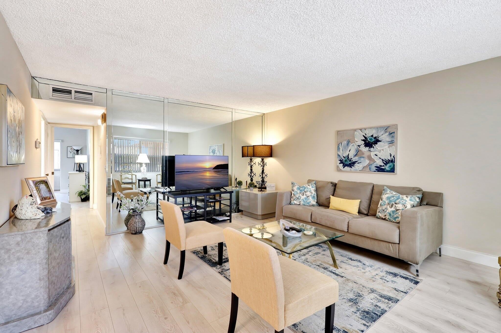 825 E Normandy – photo 3