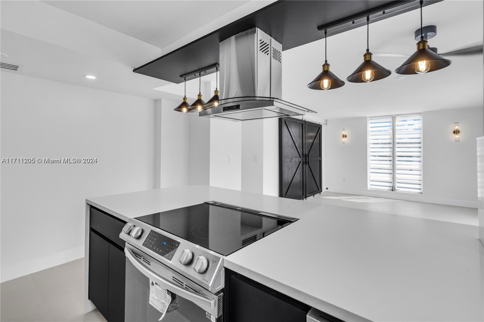 8305 Crespi Boulevard – photo 2