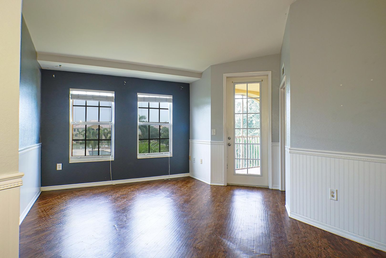 Well maintained 2 bed 2 bath Condo in the heart of Fort myers with lake view – photo 4