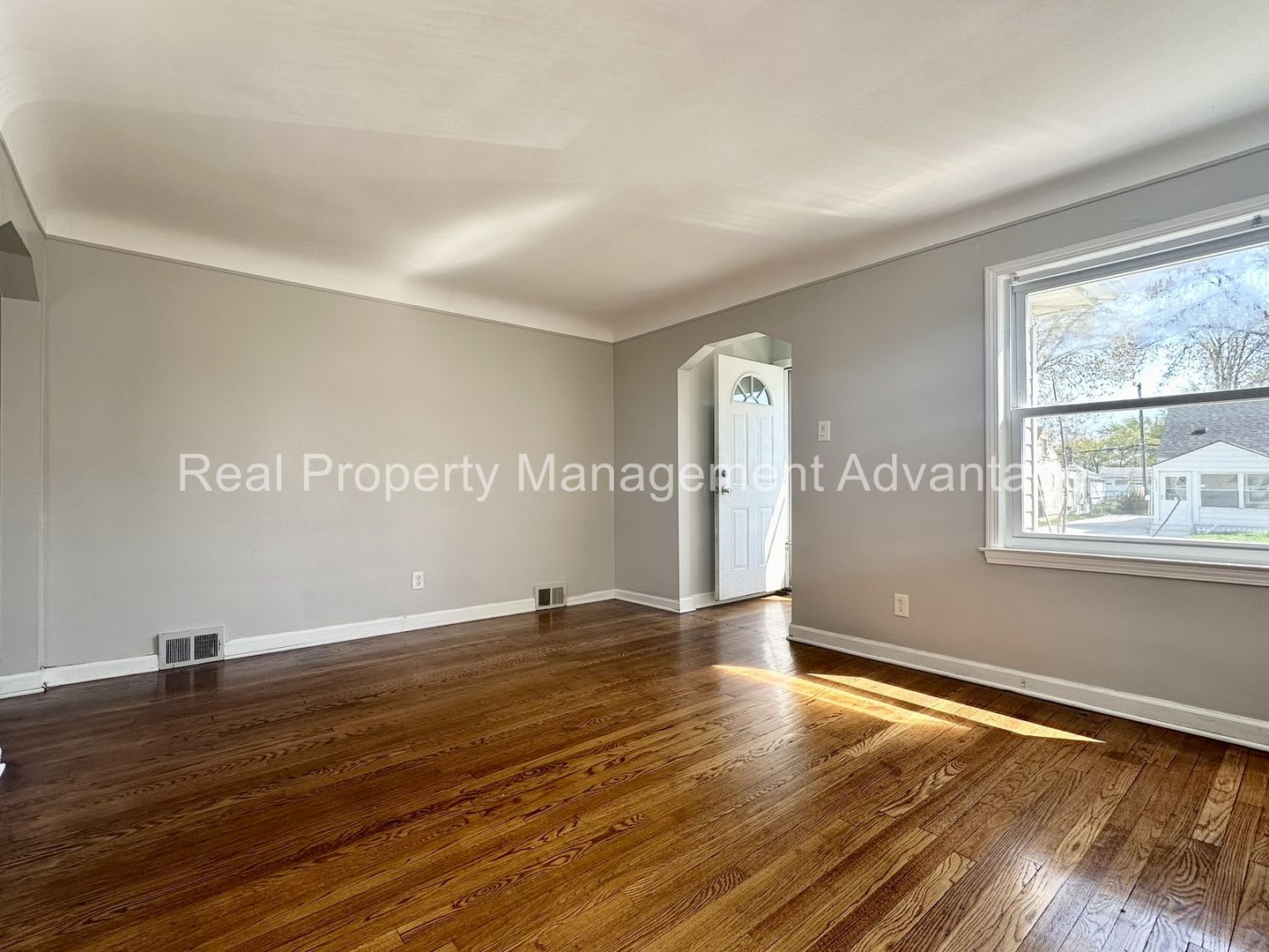 3 Bedroom Bungalow in the Heart of Roseville! – photo 3