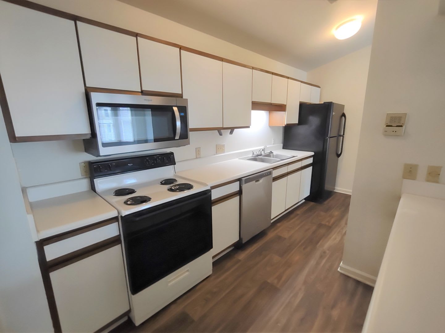 ***50% off the first full month of rent*** Pristine Condo located in Rose Croft Community! – photo 2