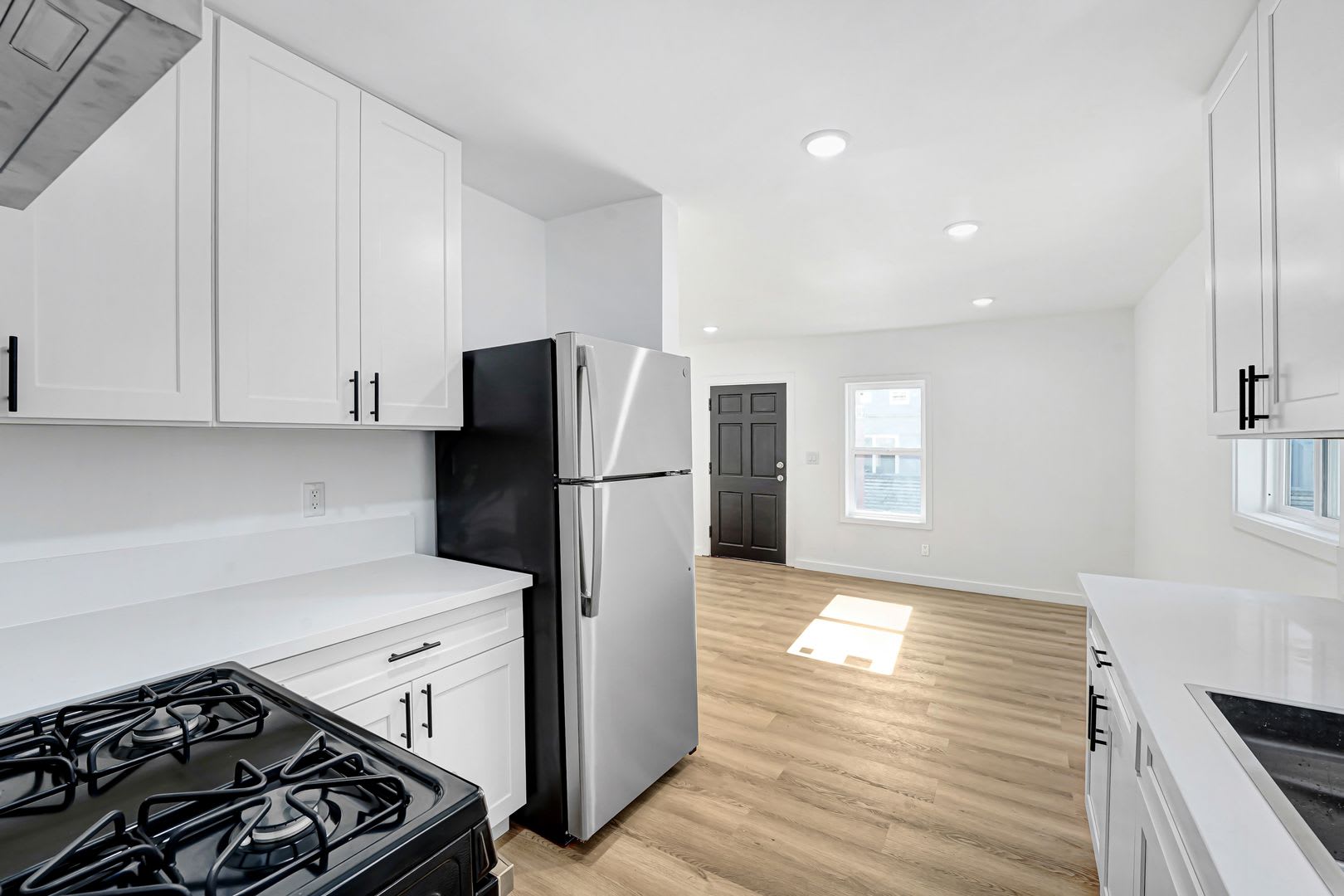 Newly Remodeled 1 Bedroom / 1 Bath with IN-UNIT Laundry in the Heart of Hollywood! – photo 2
