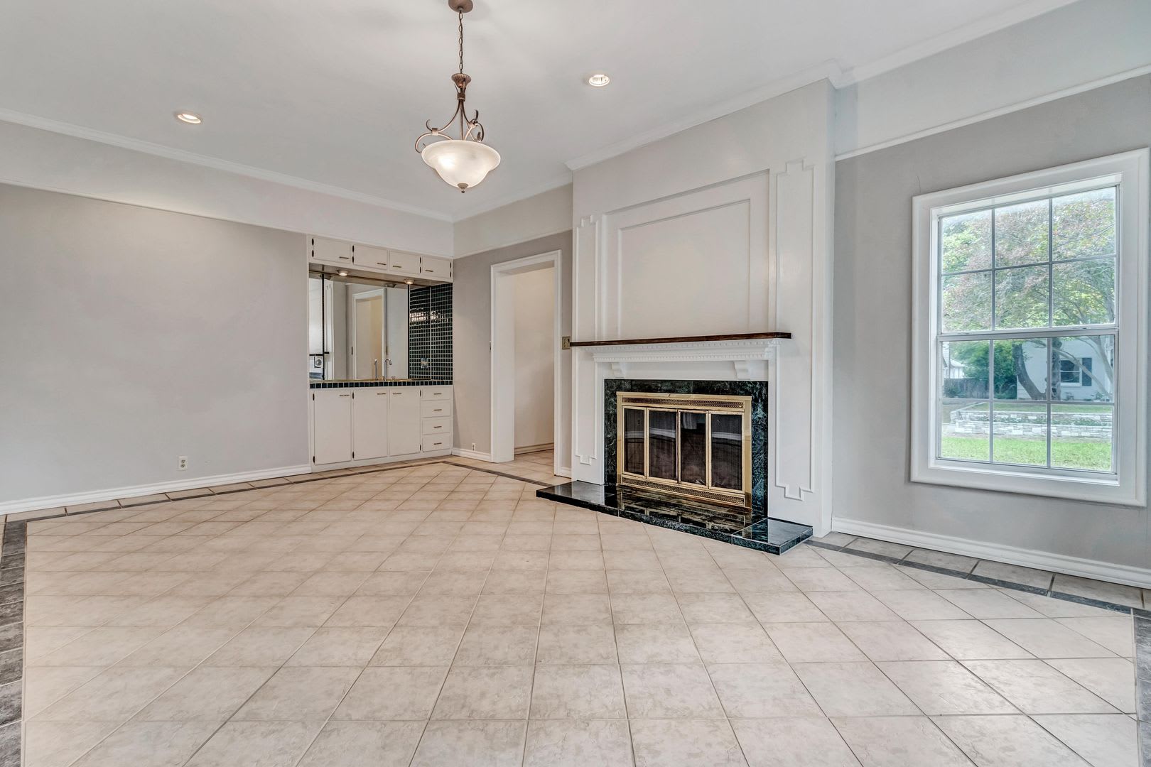 3-BEDROOM IN ALAMO HEIGHTS W/ POOL – photo 3
