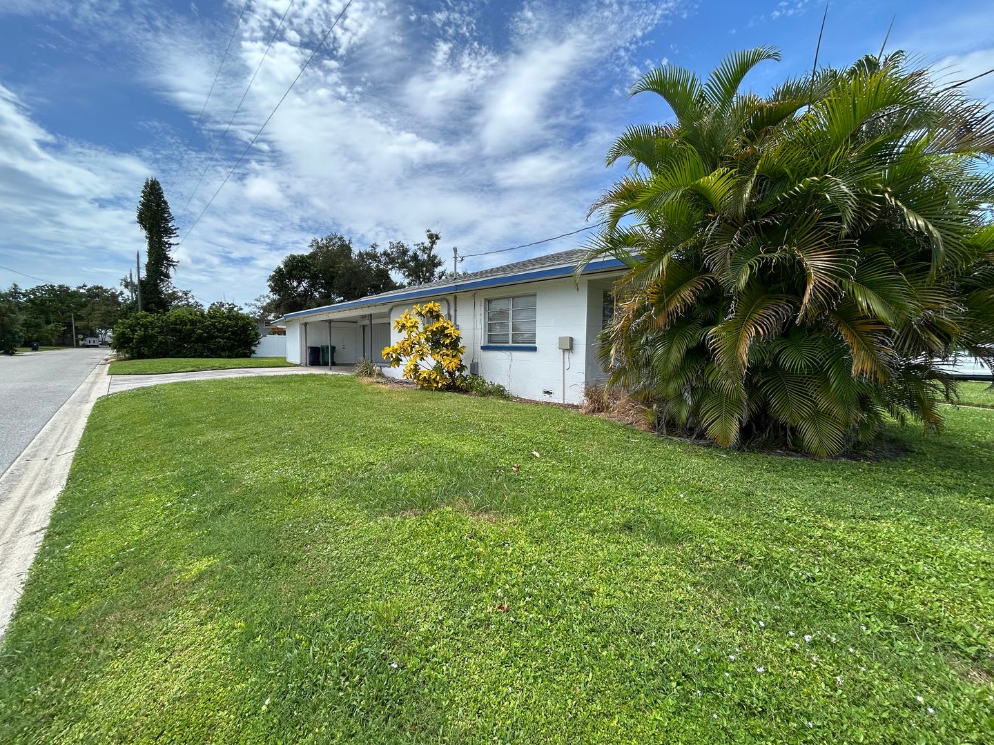 Wonderful 60s Throwback 2/2 on large corner lot with fenced yard – photo 2