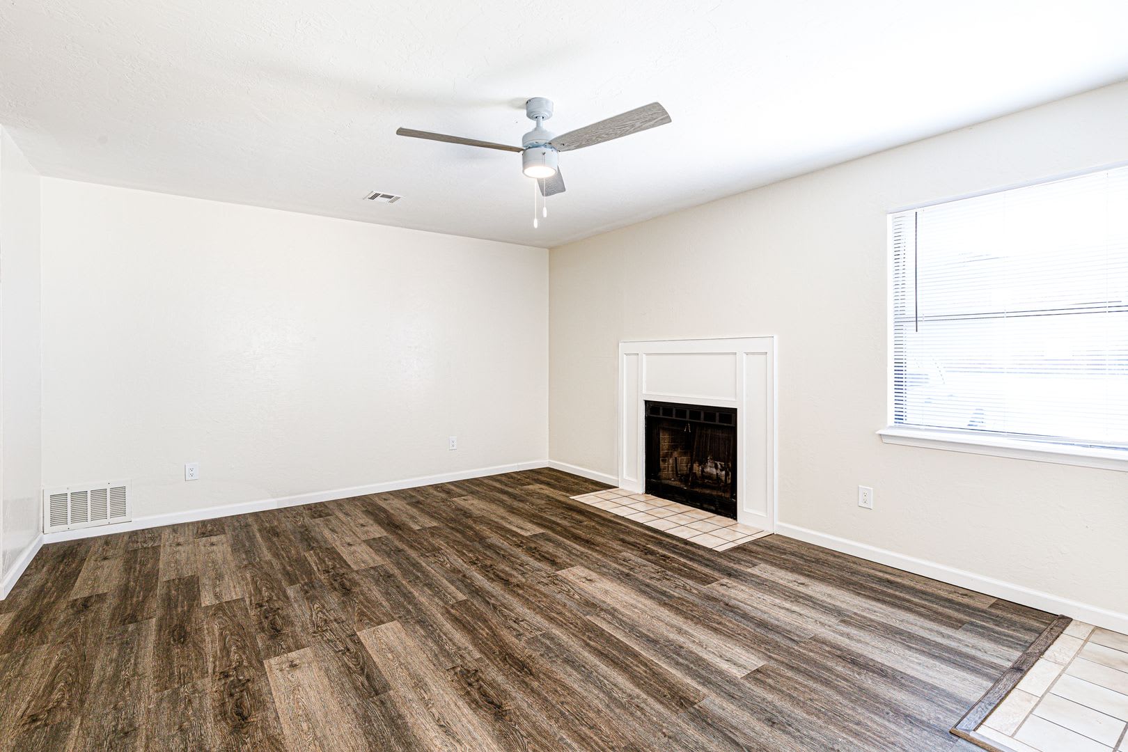 Beautifully Renovated 2bed/2bath Flat – photo 2
