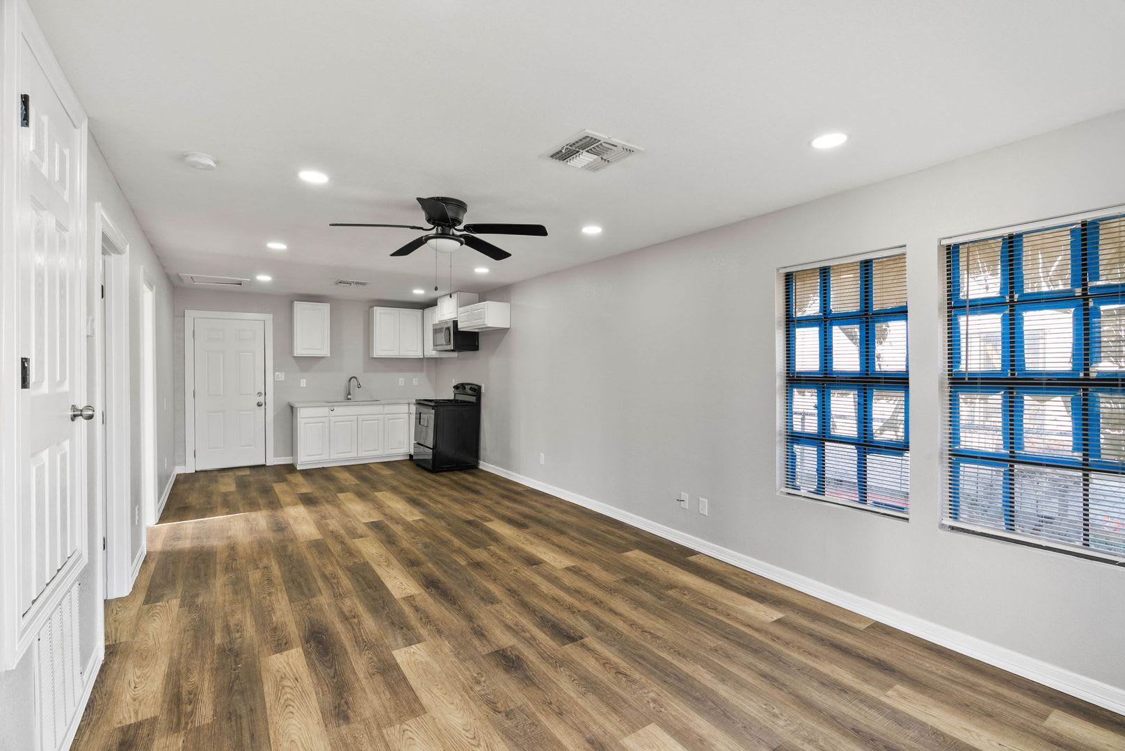 SPACIOUS TWO BEDROOM TWO BATH HOUSE! – photo 4