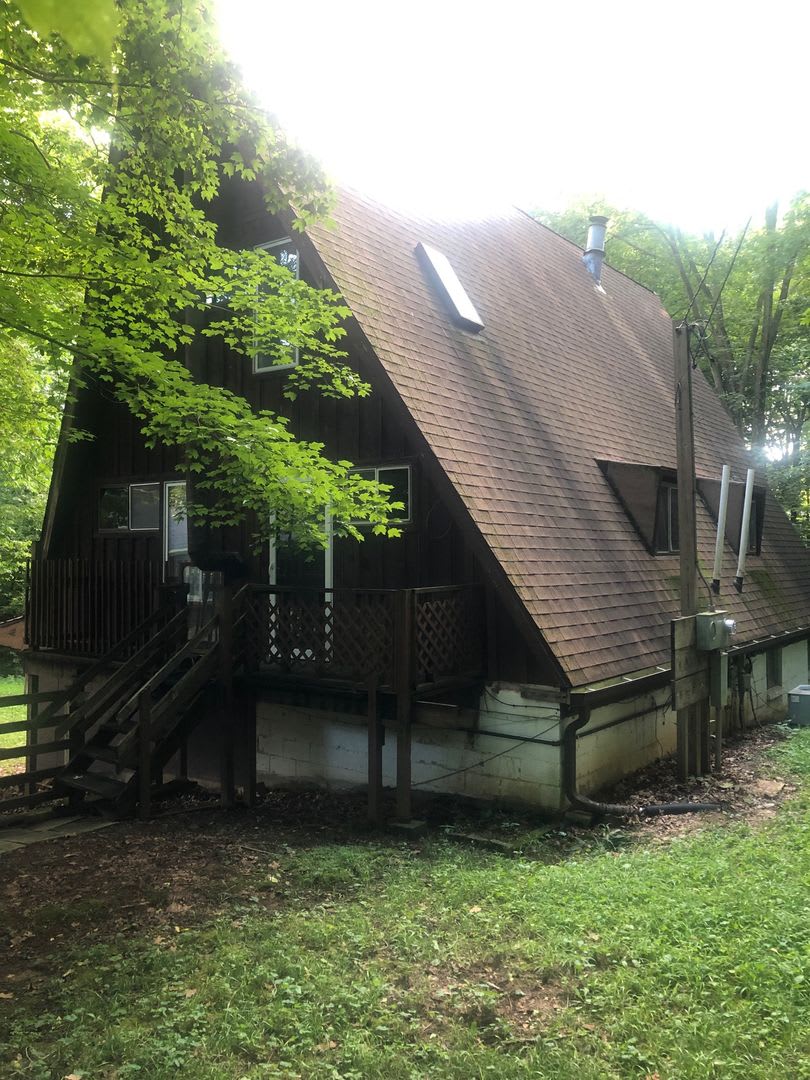 5 bed Cabin A-frame in the woods with large back deck, Next to IU Golf Course and Foundation! – photo 2