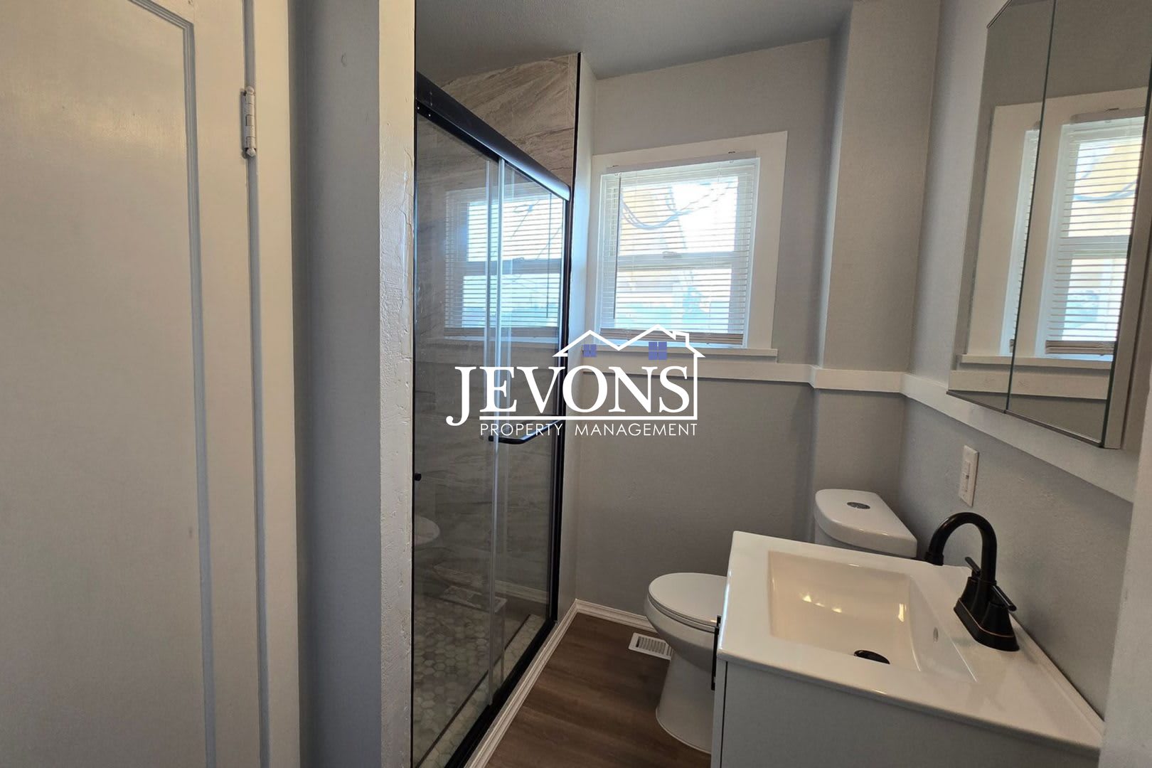Charming 2 Bed, 1 Bath Home with Fenced Yard and Garage – photo 4