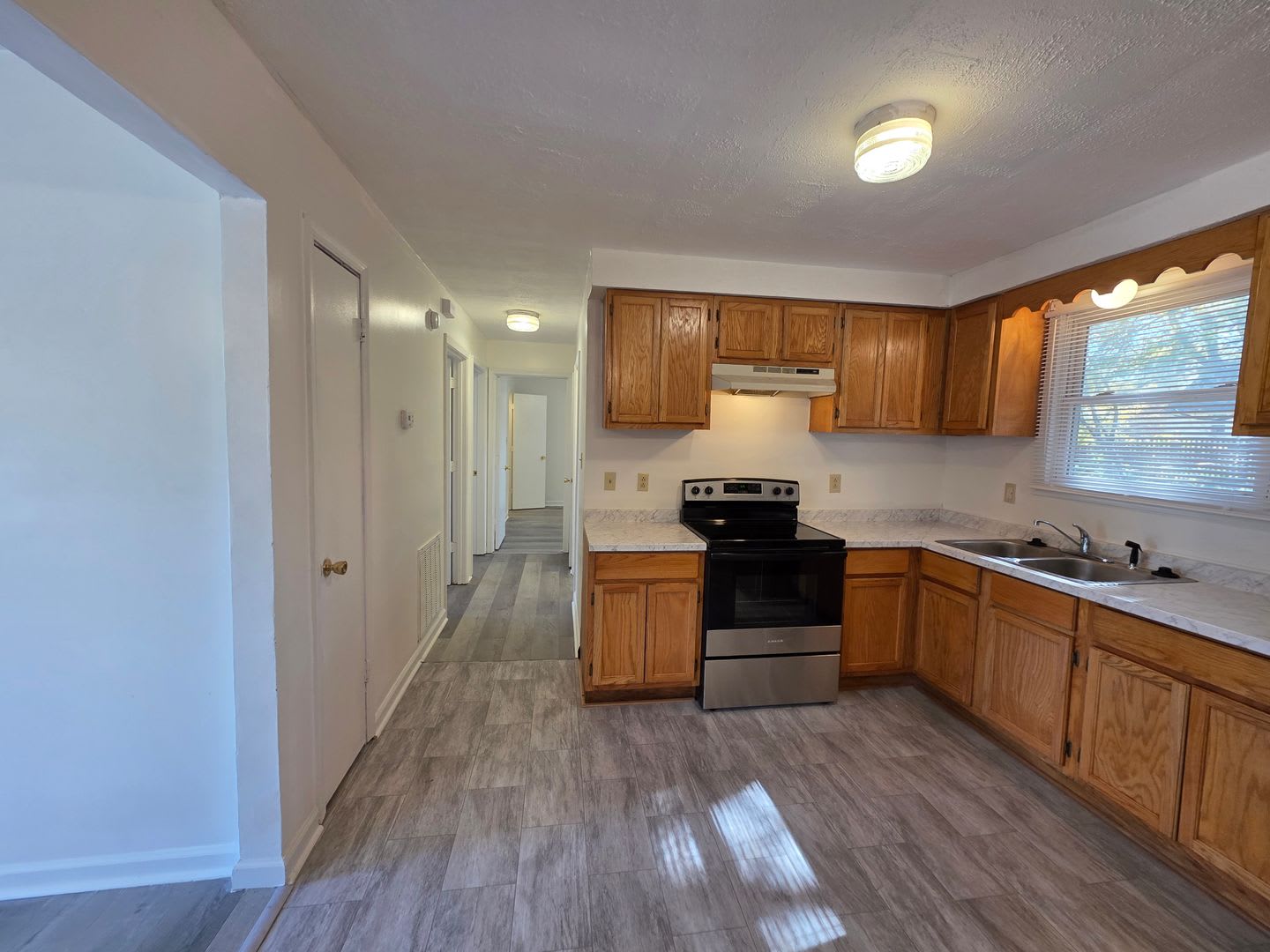 Charming 3-Bedroom Home with Spacious Backyard & Modern Amenities – photo 5