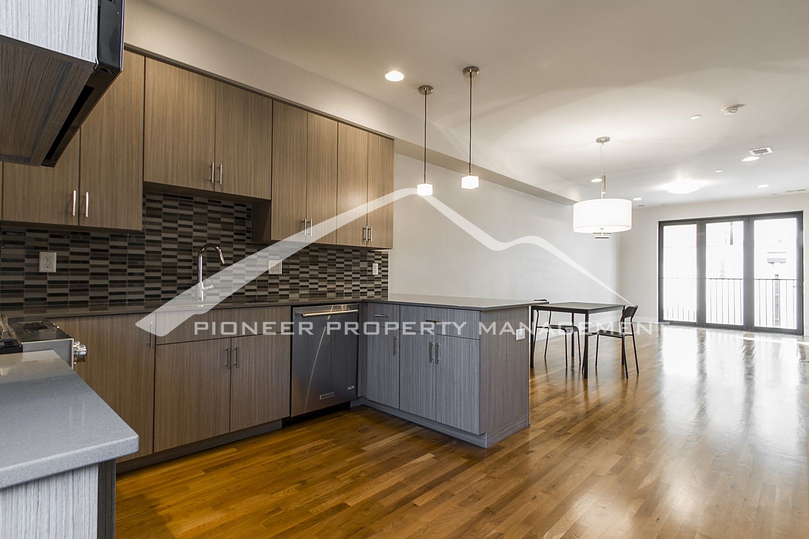 Georgeous Modern Condo With A Kitchen Fit For A Chef – photo 4