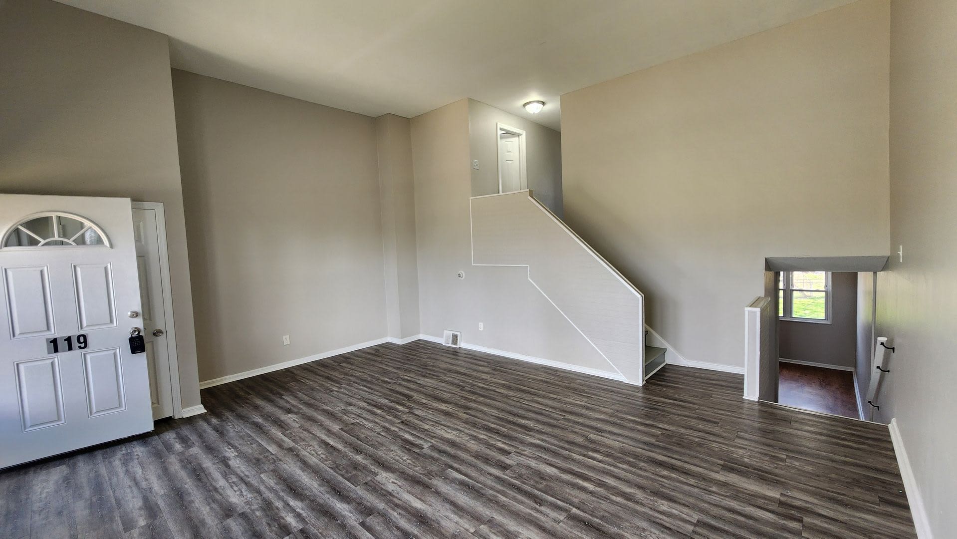 Row home with stainless appliances, central a/c, small pets ok*! – photo 3