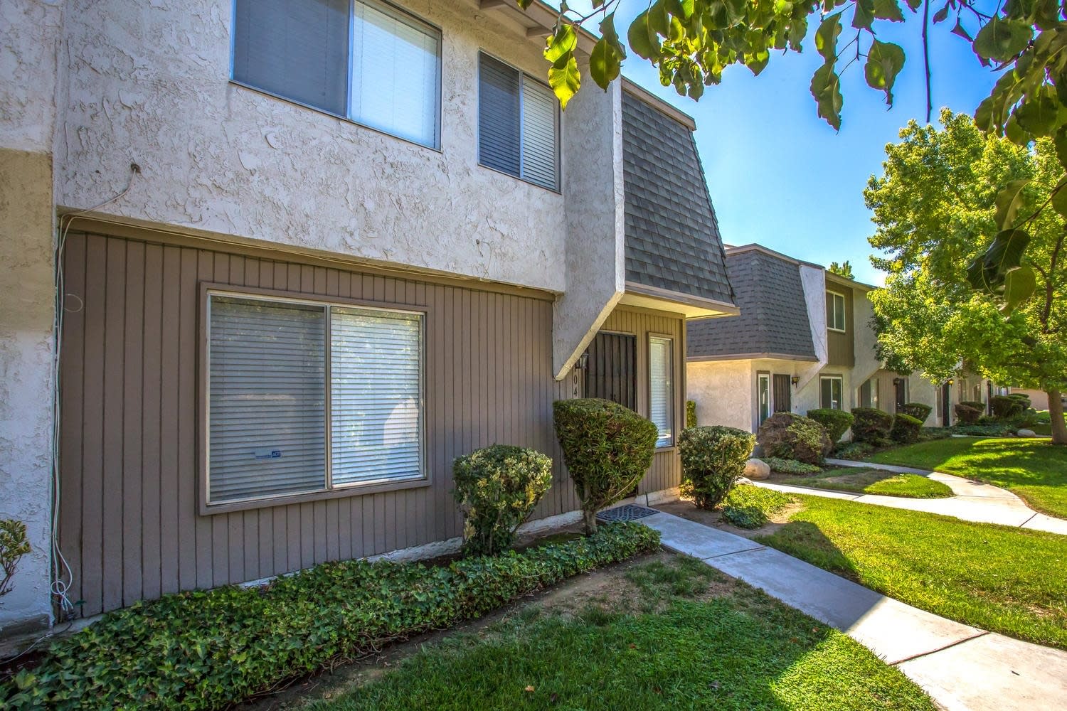 Charming 3-Bedroom Townhome in Riverside – Space, Comfort & Convenience! – photo 2