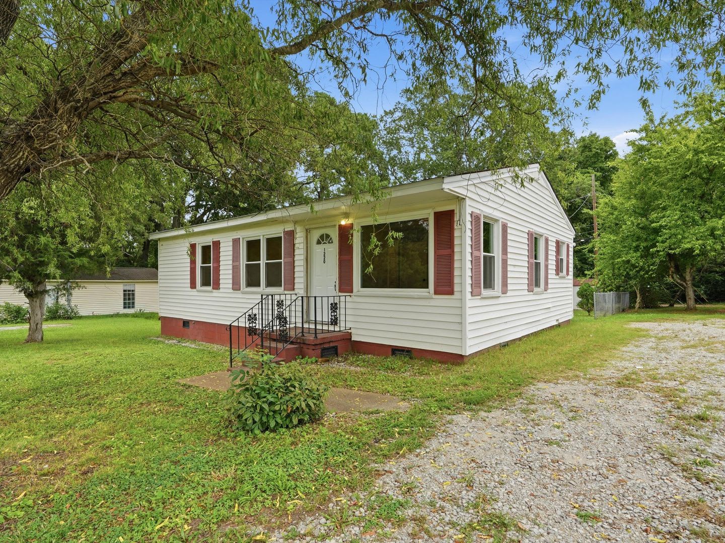 Quaint 3 bed 1 bath home in charming Decatur! – photo 2