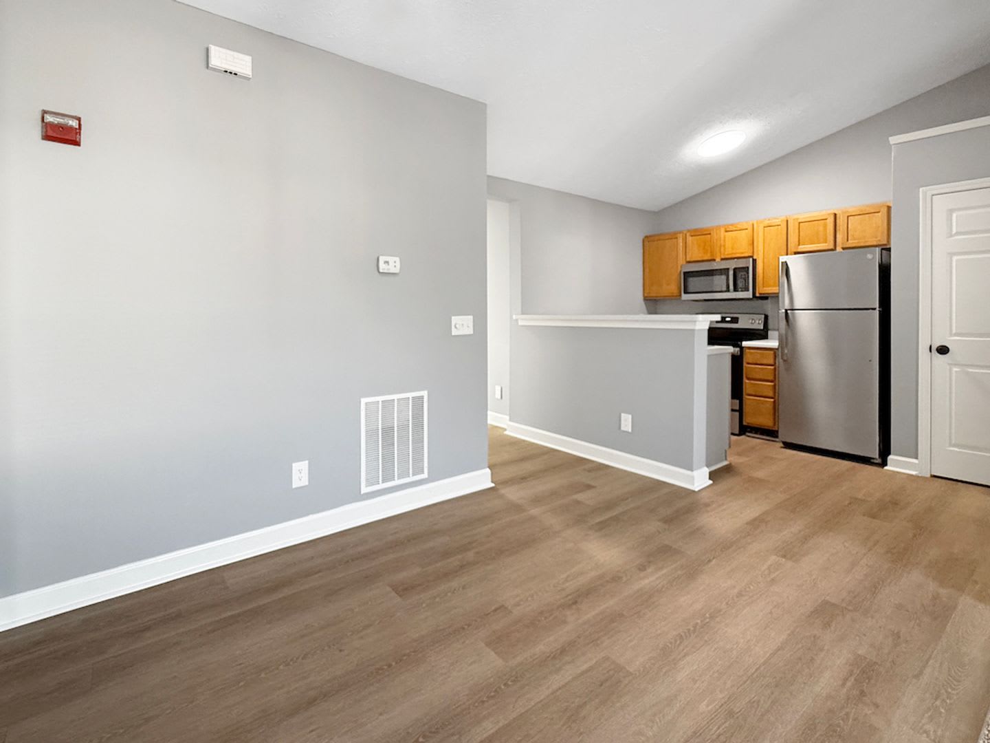 **2 bedroom 2 bath $1199/mo***Evansville, IN*** Pet Friendly**Vaulted Ceilings – photo 5