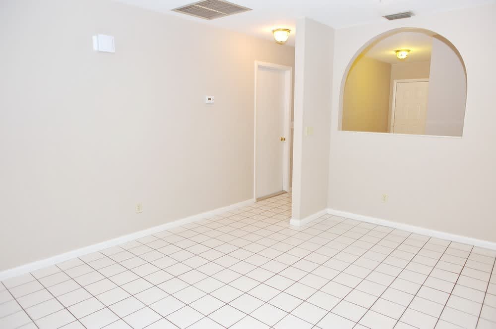3 Bedroom Single Family Home w/ Garage – photo 3