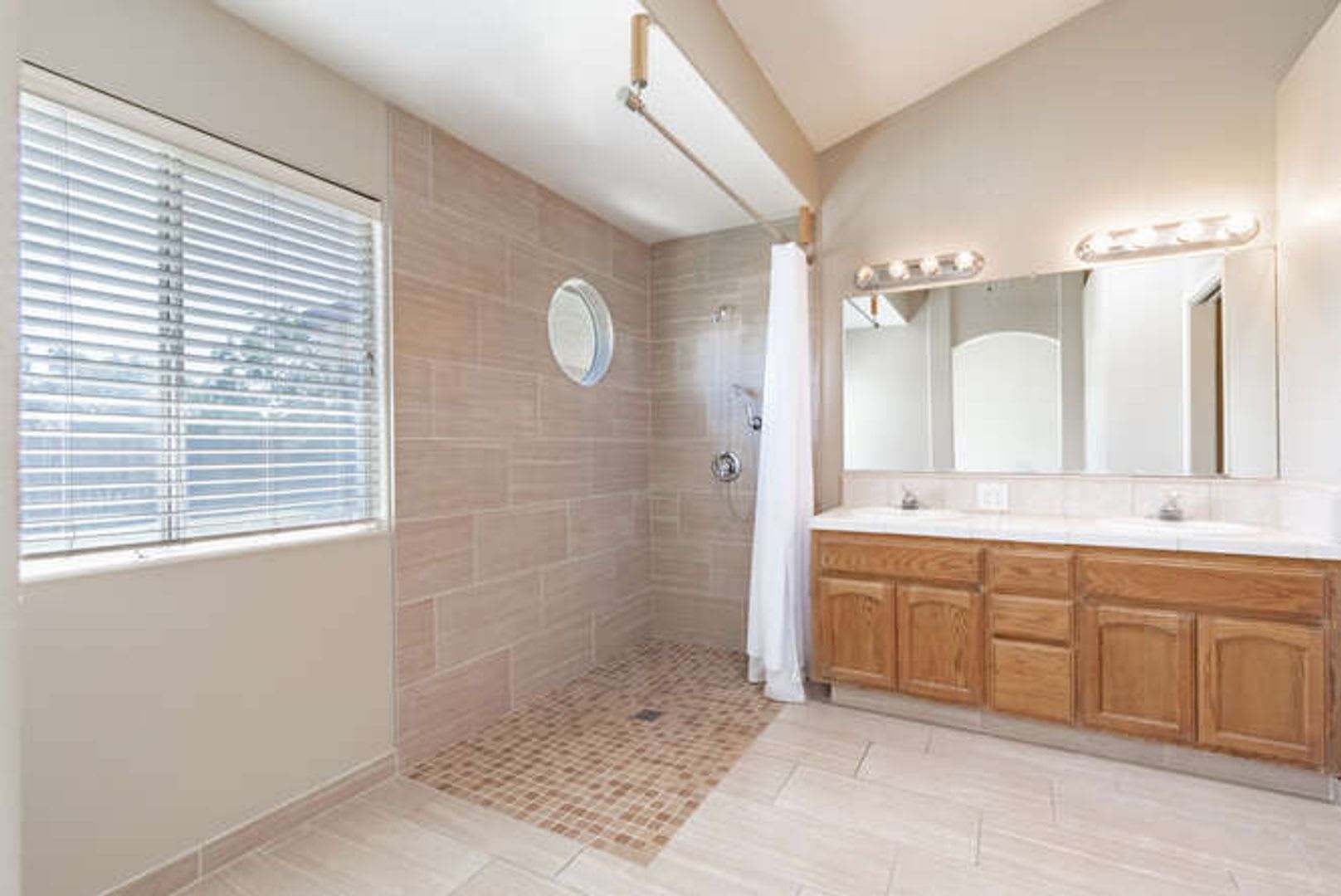Clovis 3 Bedroom/2 Bath Home Ready for Move In – photo 2