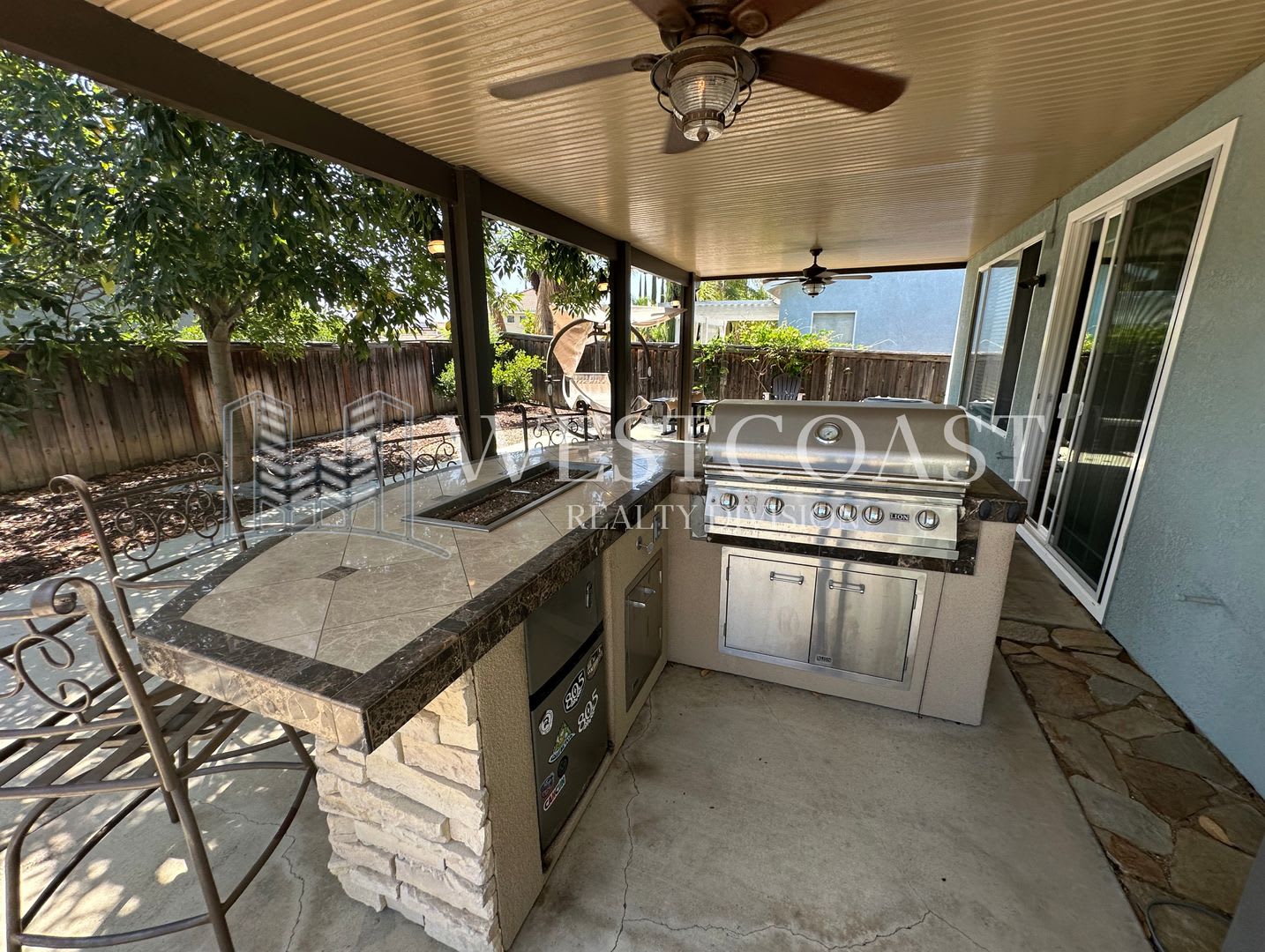 **COMING SOON***Bright & Spacious 4-Bed Townhome in Prime Murrieta Location! – photo 3