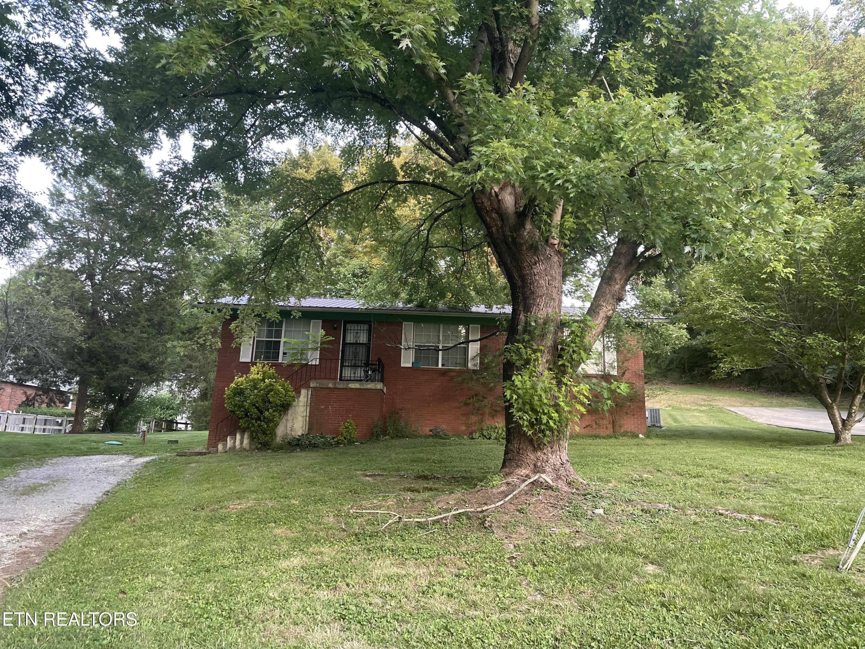 305 Reagan St – photo 2