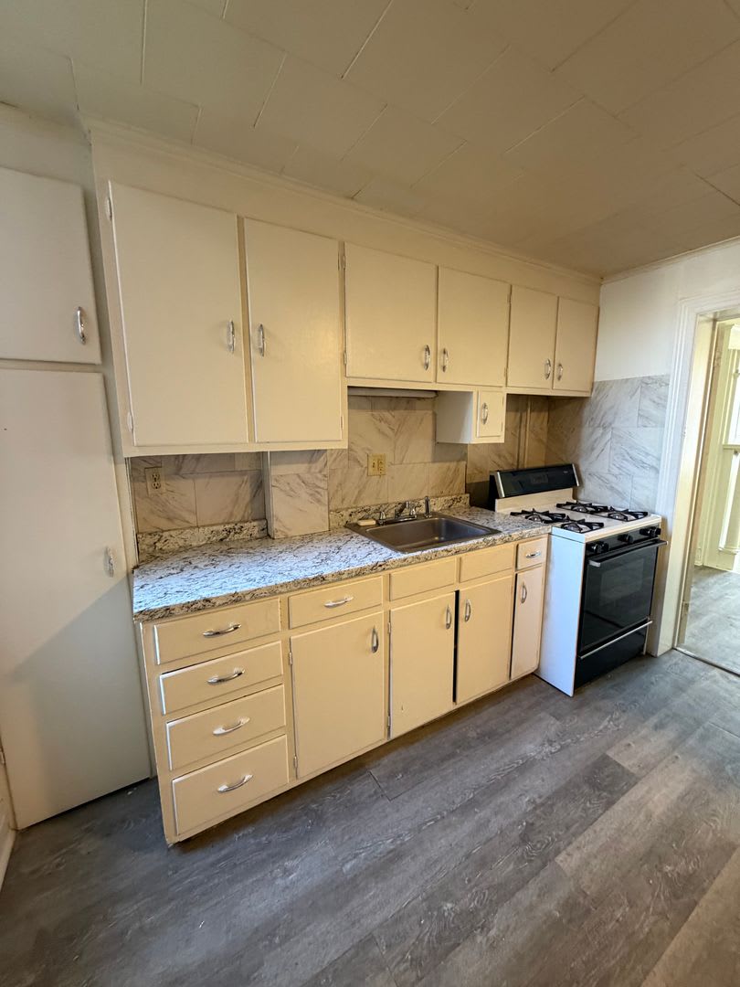 717 W Market St – photo 4