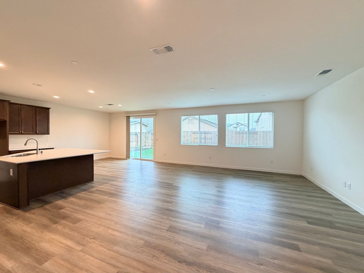 1858 Morro Ct, Los Banos: Modern 2023 Home with Comfortable Layout and Energy Efficient Features – photo 4