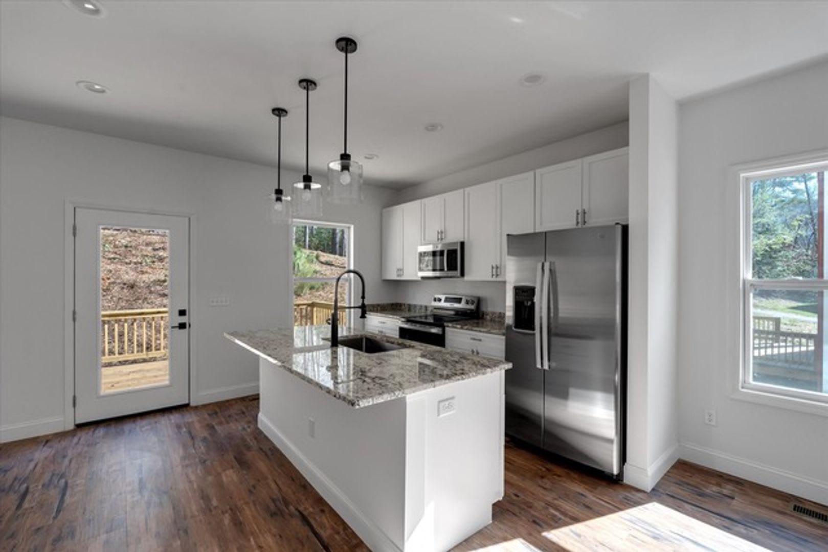 Charming Brand-New Contemporary Home in Black Mountain – photo 3
