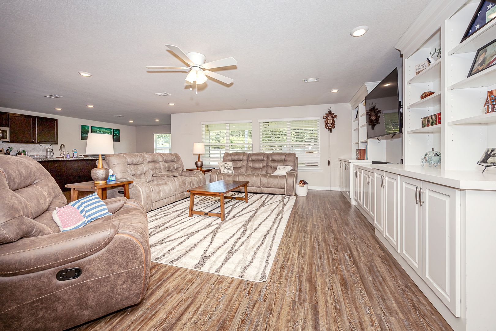 Spacious 4BR Home on Oversized Lot in Woolmarket with Covered Patio & Fire Pit – photo 3