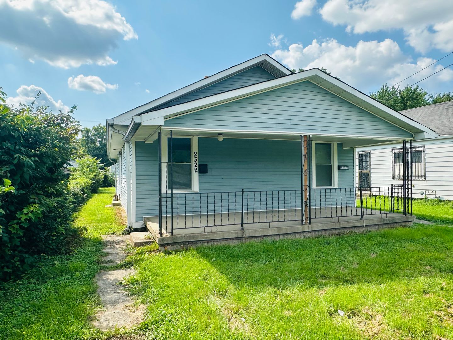 Convenient 2 Br 1 Ba Duplex Unit With Shared Front Porch – photo 1