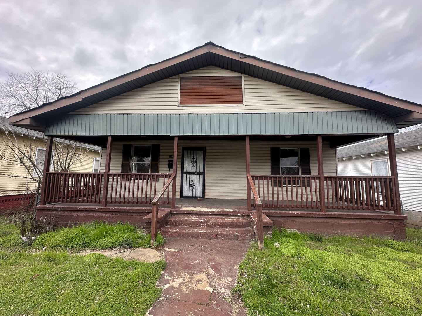 Charming 3-Bedroom, 1-Bathroom Home with Fenced Yard – photo 1