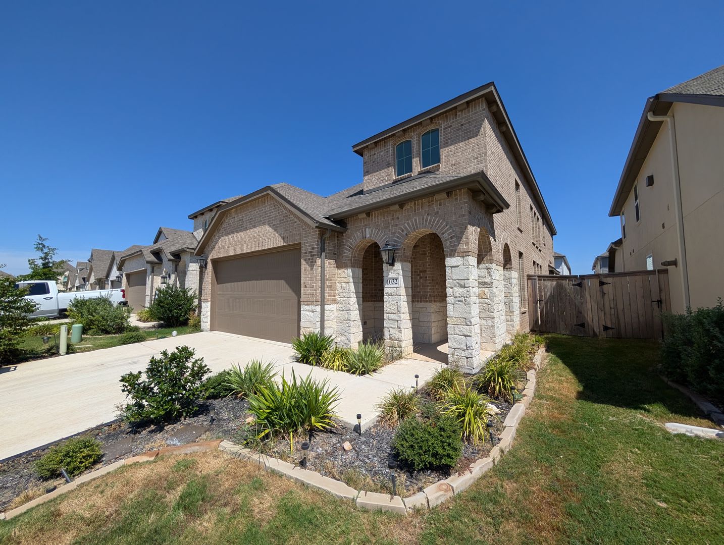 1 Mile To Gruene 4 Bedrooms 3 Bathrooms Plus A Game Room Loft Covered Patio Fenced In Yard Nbisd 1 Month Free Rent – photo 2