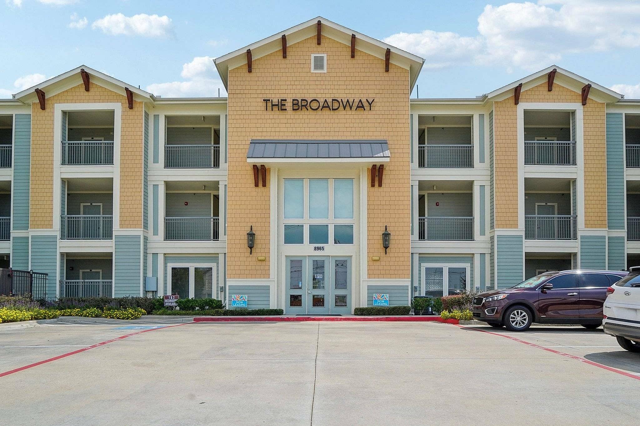 The Broadway – photo 2