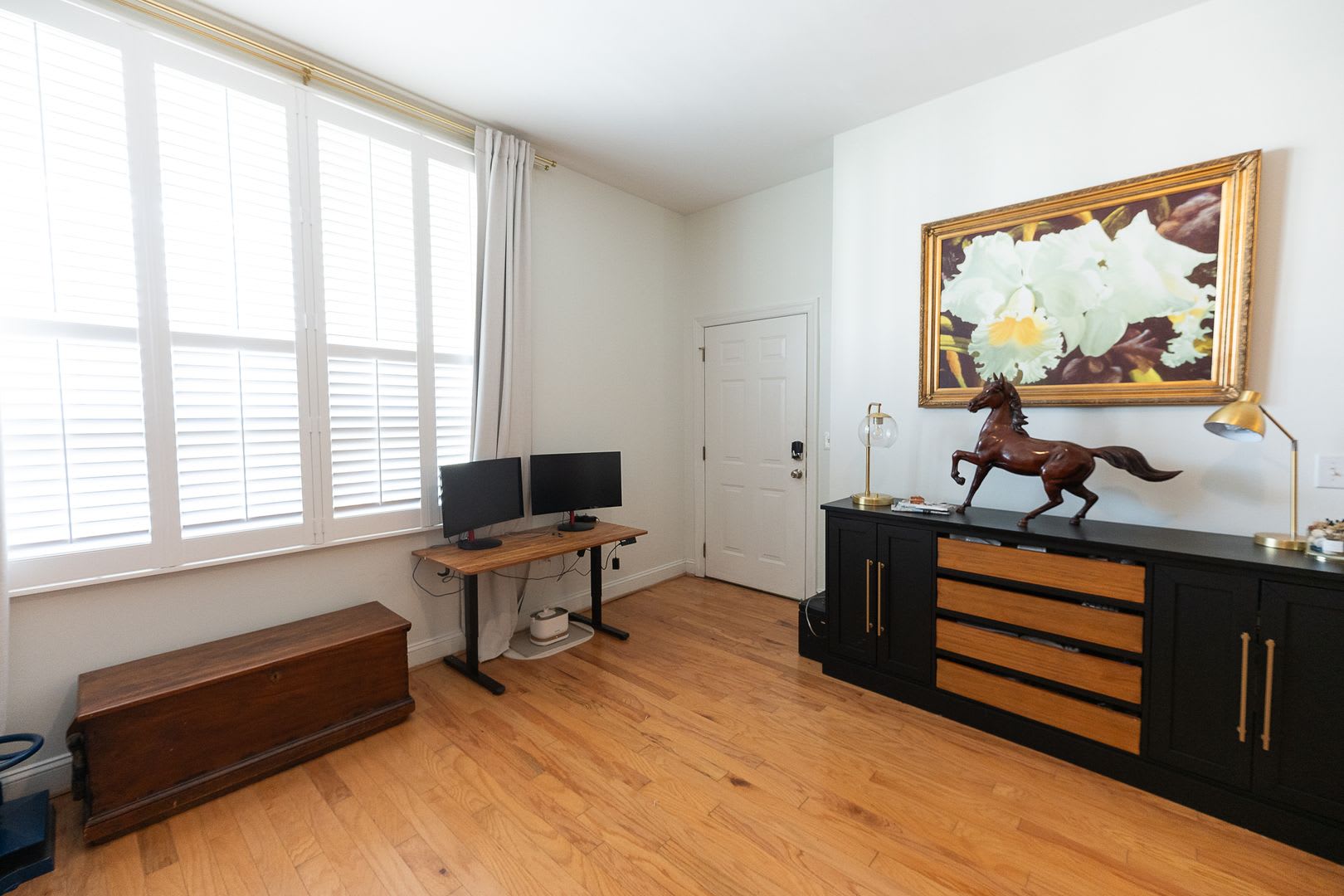 Spacious 2BR Apartment in the Heart of Downtown with Private Garage Parking – photo 5