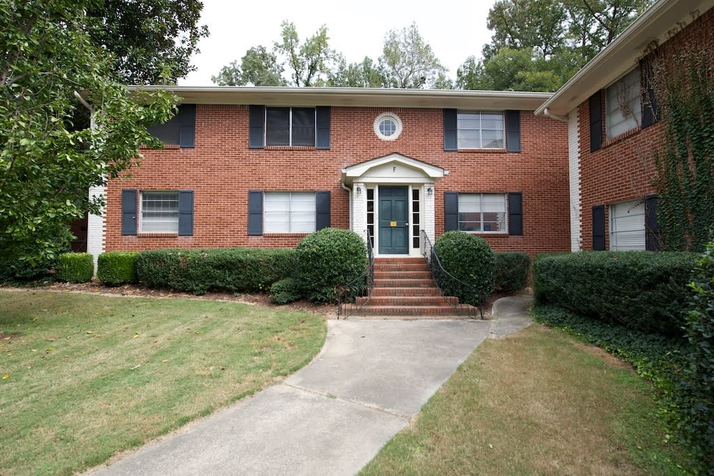 Spacious 2 Bedroom w/ Pool Less Than 1 Mile From Heart of Buckhead!! – photo 2