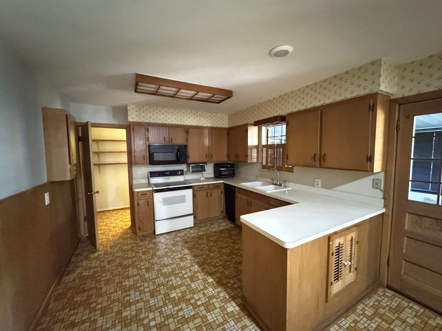 Spacious Central Waco Home – photo 2