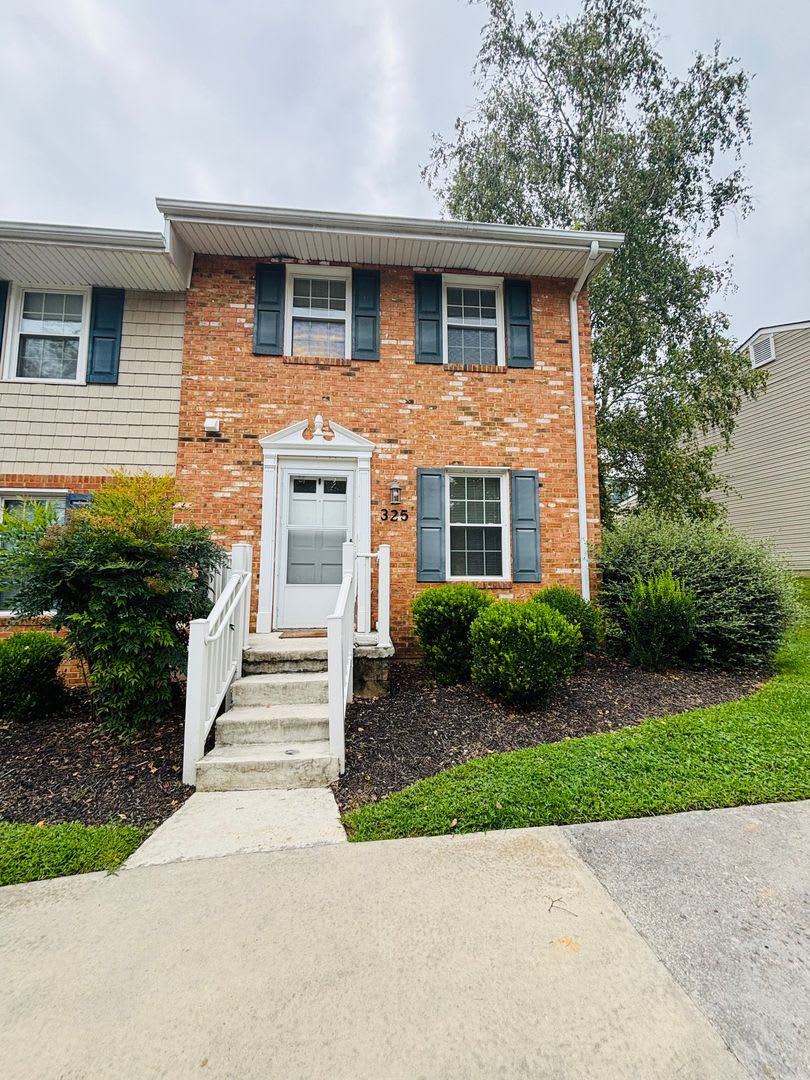 2 Bedroom, 1.5 Bath Townhouse – photo 2