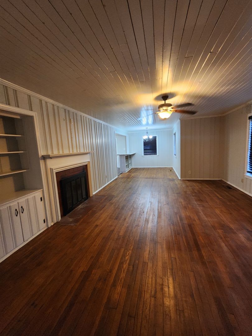 Spacious 3-Bedroom Brick Home with Fireplace and Wood Floors in Valdosta – photo 3