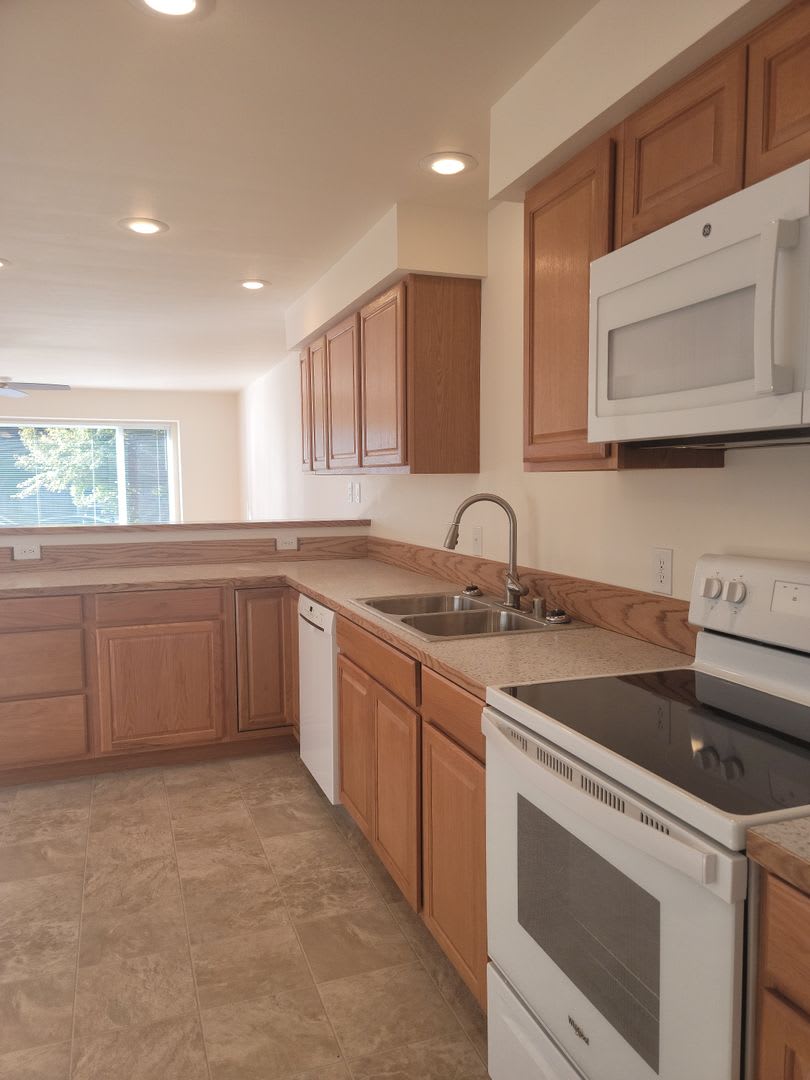 Fully remodeled 2-story 3 bed/2 bath townhome/duplex AVAILABLE NOW for $3300! – photo 4