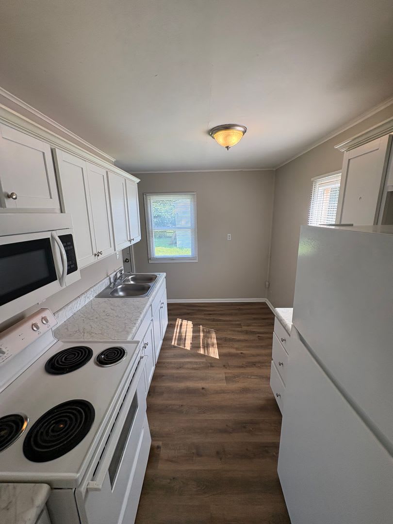 Charming 3-Bedroom Home in Peoria — Detached Garage, Off-Street Parking, Move-In Ready! – photo 4