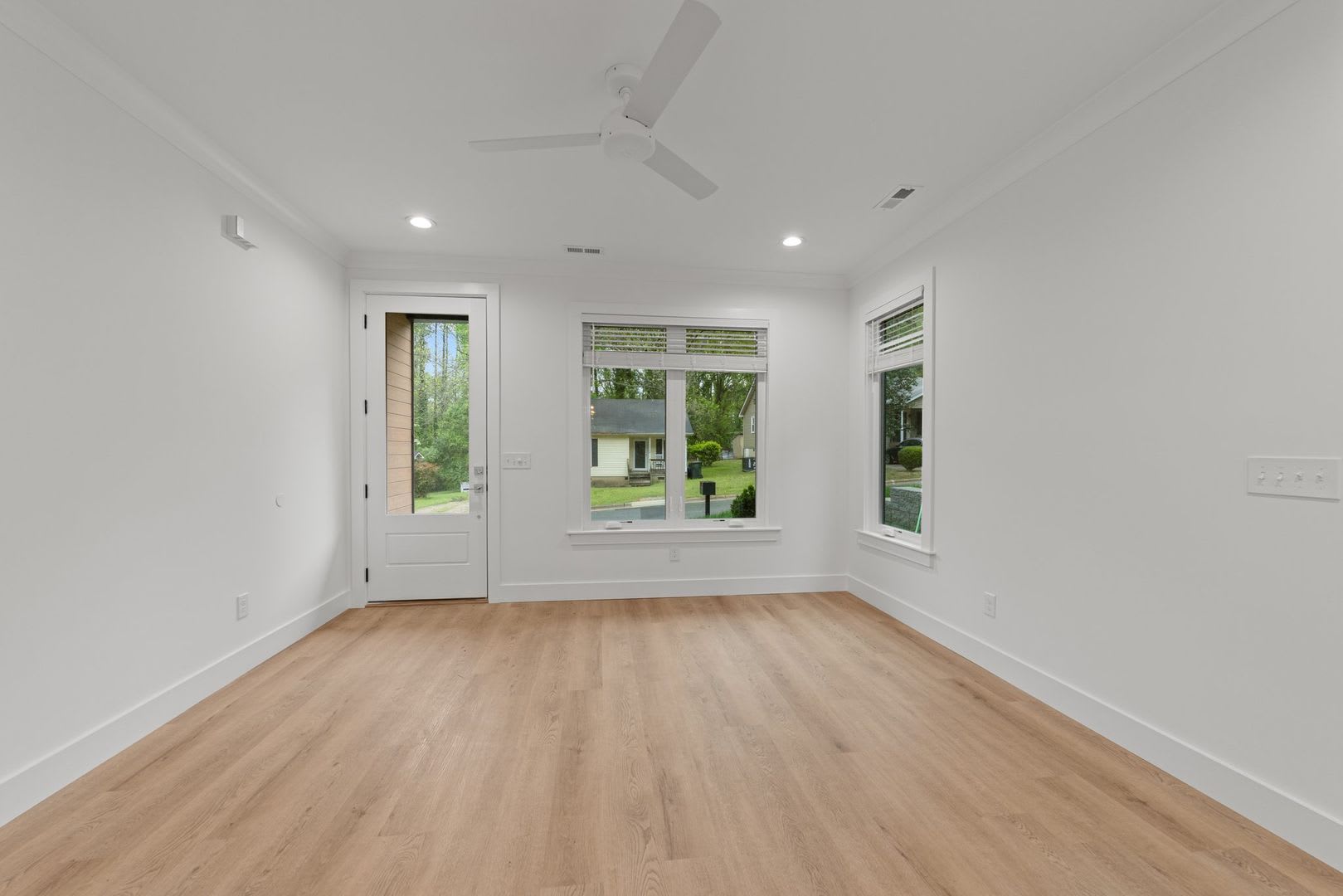Gorgeous New Construction! Premium, Modern Finishes! Pet Friendly! – photo 5